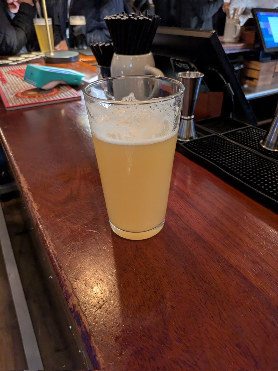 dogdazeatthedon's tweet image. #HowlingHops cask Tropical Deluxe at #ThePeltTrader Only 3.8% but with loads of flavour. A hazy beer that I like.