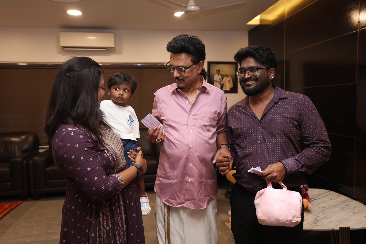 MercyChithra's tweet image. @mercychithra முதல்வரை சந்தித்த இந்த பொங்கல் நாள்… குடும்பத்தோடு கிடைத்த மறக்க முடியாத ஆசீர்வாதம் 🙏🌾✨ The way he greeted my husband and baby was pure bliss !! What more I can ask for 🥳 
திராவிட பொங்கல் 🖤❤️ @mkstalin OUR LEADER