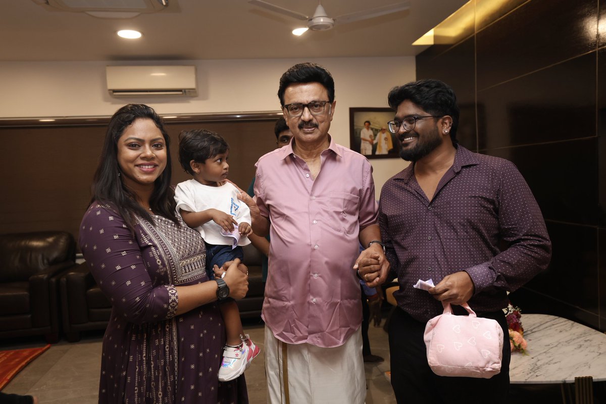 MercyChithra's tweet image. @mercychithra முதல்வரை சந்தித்த இந்த பொங்கல் நாள்… குடும்பத்தோடு கிடைத்த மறக்க முடியாத ஆசீர்வாதம் 🙏🌾✨ The way he greeted my husband and baby was pure bliss !! What more I can ask for 🥳 
திராவிட பொங்கல் 🖤❤️ @mkstalin OUR LEADER