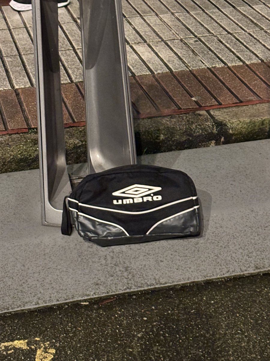 meralvarezr's tweet photo. @silcerino @EloyTP se han dejado este bolso en la parada de bici coruña de Calle la torre 58, un chico que se llevó la bici lo dejó en el suelo https://t.co/6jniEjn41x