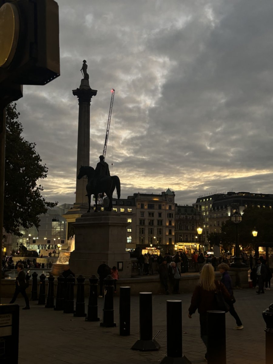 Elspeth562's tweet photo. Trafalgar Square⛲️ Frequently hosts unscheduled public performances https://t.co/NFSzMTo1KA