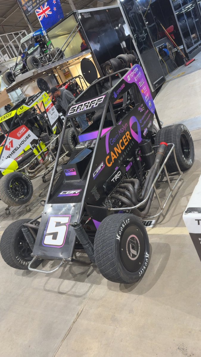 chasebriscoe's tweet photo. Race night at the Chili Bowl with @SarffKarter! https://t.co/RYiO8Pk5rO