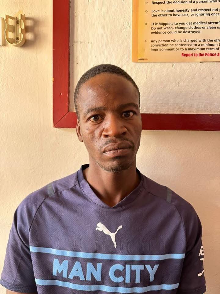 This is the scumbag. 🤬If you know anyone who has been raped in the past months around Tawana, Broadhurst (Ext 20, 16, 27), Ginger, Maruapula, they should liaise with Broadhurst Police for possible identification. In case where a pregnant woman was raped, it is reported that he