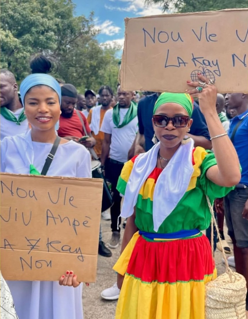 Lanmou Ginen 

Lanmou Ginen pa gen limit,
li koule nan san, nan souf, nan memwa. 

Li se tanbou k ap jwe anba po tè a,
se solèy k ap leve nan mitan fènwa. 

Li pa mezire ak lanmè ni mòn,
li travèse tan, li kraze chenn. 

Lele