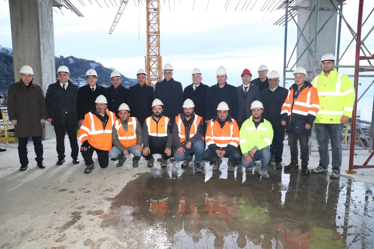 Cumhurbaşkanımız Sayın <a href="/RTErdogan/">Recep Tayyip Erdoğan</a>’ın hayalim dediği Şehir Hastanelerimizden biri Rize’mizde yükseliyor. 

Bugün inşaat alanını gezdik, yetkililerden bilgi aldık. İnşallah tamamlandığında Rize’mize bir sağlık şaheseri kazandırmış olacağız.

Şehrimizi bölgenin sağlık üssü konumuna