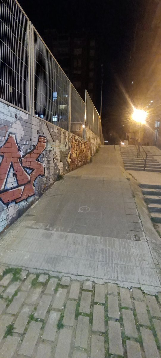 MrFoxBdn's tweet photo. @AvvArtigas @AjBadalona Más ejemplos #Lloreda #Badalona,una persona con dificultad🩼,👨🏼🦯o con un 👶🏼, las escaleras no las utilizaría,elegiría rampa.
Sorpresa!! ,no tiene un pasamanos para ayudarse a subir la rampa o bajarla.
Súmale si llueve.
Ya no hablamos de la estética.
#Lloredafapena #TeamBadalona https://t.co/I8iSMYgFvW