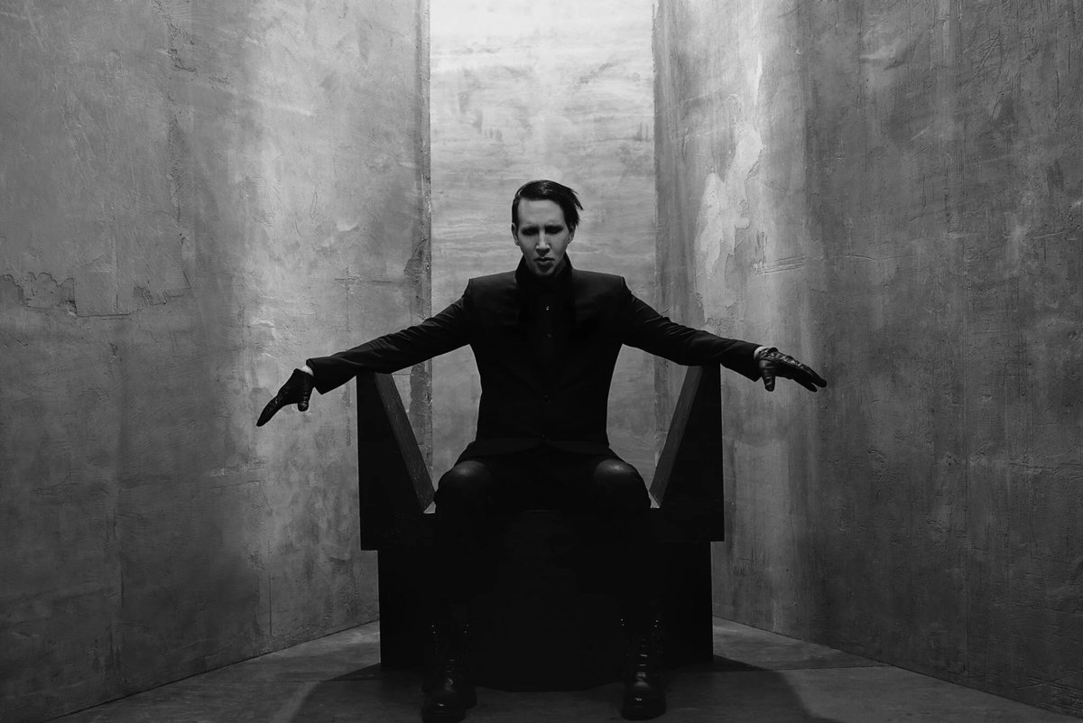 Revolvermag's tweet image. How Marilyn Manson got the blues — inside 'The Pale Emperor' revolvermag.com/music/how-mari…