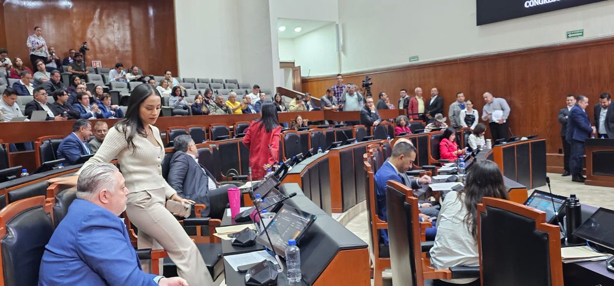 sonia_ssi's tweet photo. En el ⁦@LegislativoJal⁩, diputados de ⁦@MovCiudadanoMX⁩ abandonan el pleno donde se discute aumento a tarifa de transporte y #tarjetaúnica @NTRGuadalajara https://t.co/a7Ooqc8jJ8