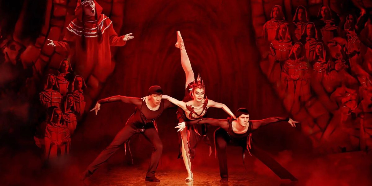 kitapkritik24's tweet photo. ÖZLEM GÖNCÜ – Carmina Burana’da ritmin karanlık nabzı:
“Bence modern insanın coşkuya duyduğu açlığın ne kadar kolay düzen talebine dönüşebildiğini fark etmemizde Carmina Burana’nın katkısı büyük. Söz ile ritim aynı sahnede birbirini doğrulamayan iki ayrı dünya.” https://t.co/yqaxhUWPTG @kitapkritik24 aracılığıyla
