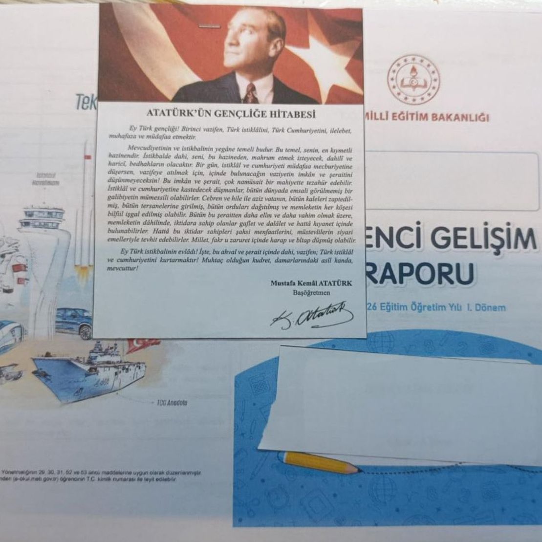 UmitDikbayir's tweet image. Türkiye’nin her yerinden fotoğraf geliyor. 

Mustafa Kemal’in öğretmenleri, 1. ve 2. sınıf öğrencilerine verilecek belgelere kendi hazırladıkları Atatürk fotoğraflarını, İstiklal Marşı’nı ve Gençliğe Hitabe’yi ekliyor. 

Hiçbir güç Atatürk’ü bu milletin yüreğinden silemez! 🇹🇷