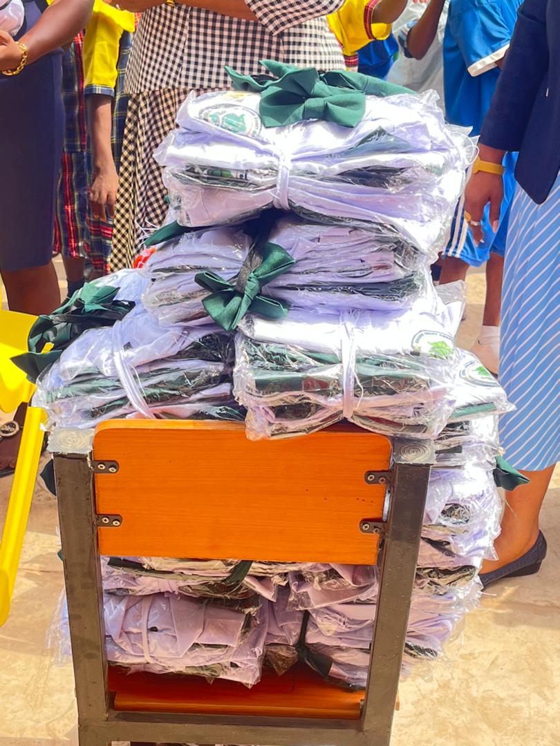 finegirlveeee's tweet image. Representing the Enugu State Government, Dr. Chinyere Onyeisi, Special Adviser on Education Innovation and Director of Experiential Learning, Enugu Smart Green School, on Tuesday handed out free school uniforms to pupils of GTC Smart School, Enugu.