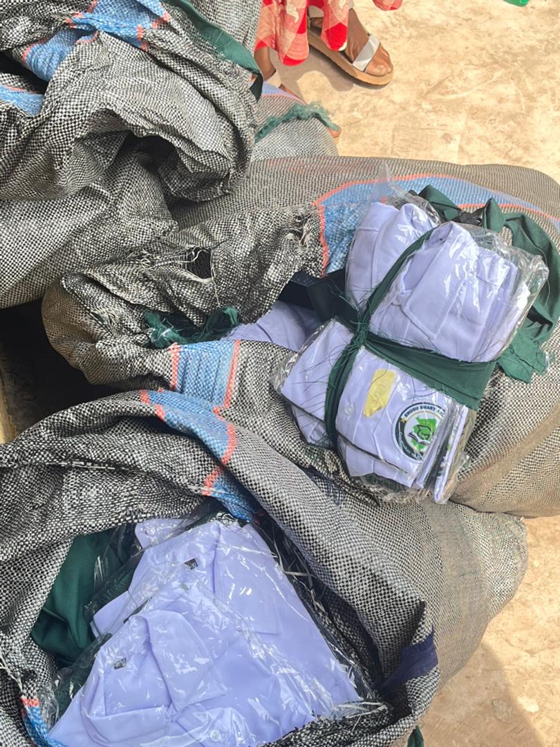 finegirlveeee's tweet image. Representing the Enugu State Government, Dr. Chinyere Onyeisi, Special Adviser on Education Innovation and Director of Experiential Learning, Enugu Smart Green School, on Tuesday handed out free school uniforms to pupils of GTC Smart School, Enugu.