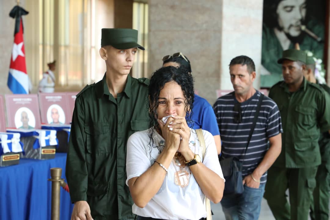 PartidoPCC's tweet image. Bajo la lluvia, con dolor, con orgullo y coraje el pueblo habanero rinde homenaje póstumo a los 32 combatientes caídos en el cumplimiento del deber en la República Bolivariana de Venezuela.

#HonorYGloria #CubaEsCoraje