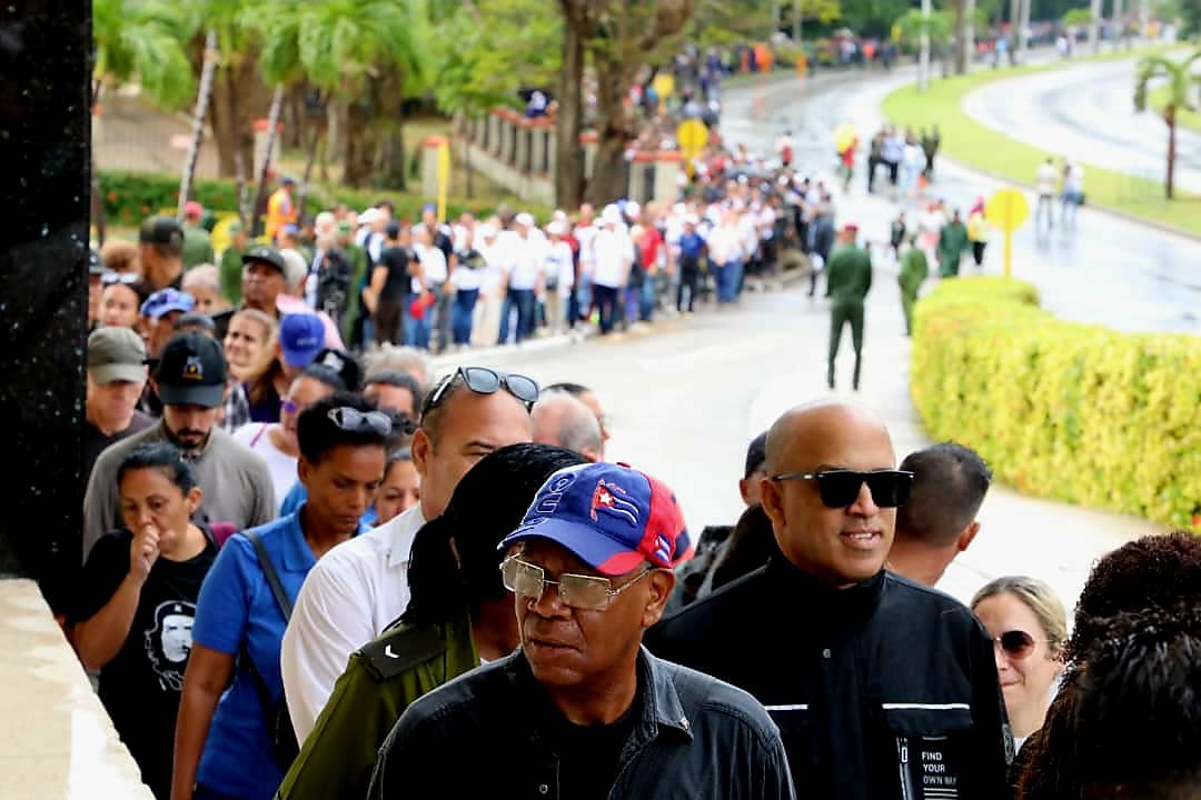 PartidoPCC's tweet image. Bajo la lluvia, con dolor, con orgullo y coraje el pueblo habanero rinde homenaje póstumo a los 32 combatientes caídos en el cumplimiento del deber en la República Bolivariana de Venezuela.

#HonorYGloria #CubaEsCoraje