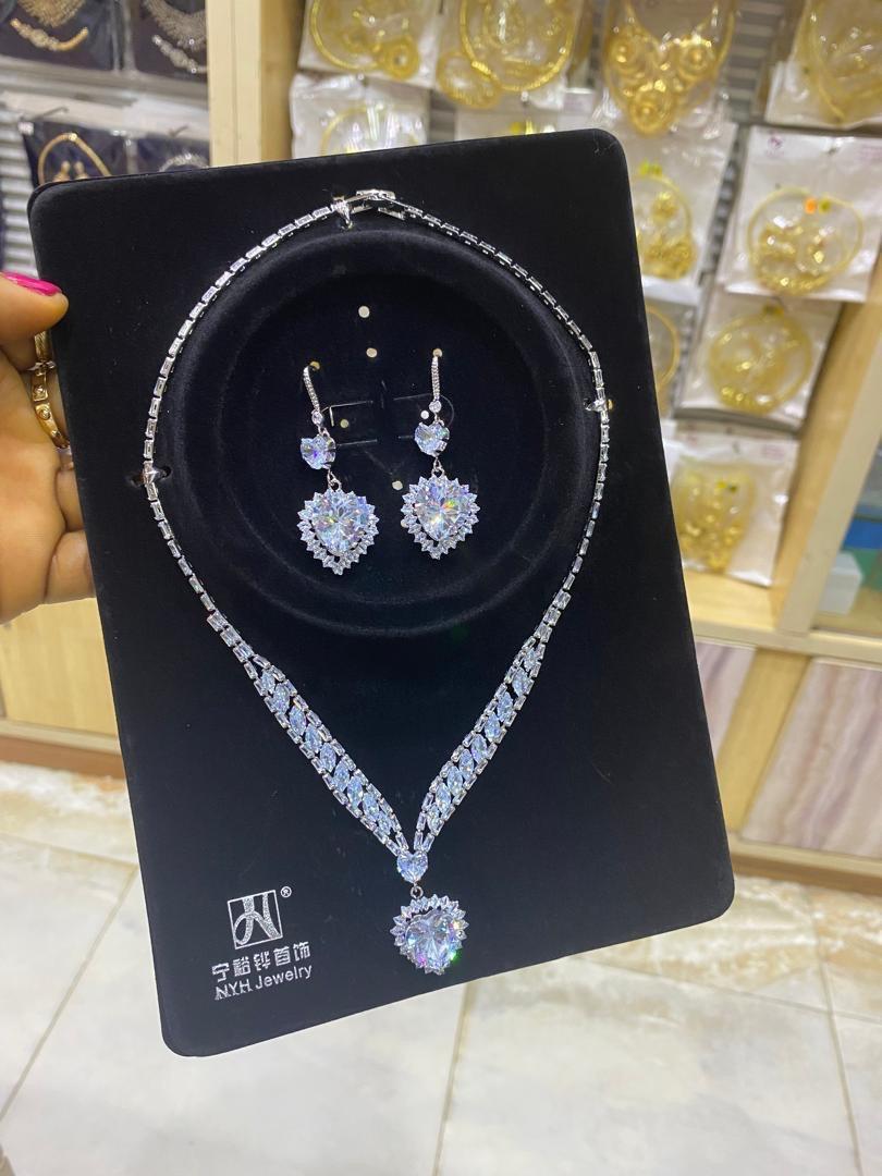 cruise_vibez's tweet image. Luxury bridal set for luxury brides 
Can serve your party look too. 
Price: 20,500
Delivery is nationwide.
Send a dm to order or Whatsapp 08138898076