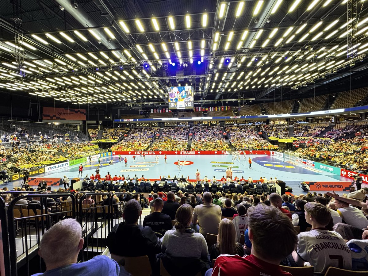 Over 5.200 tilskuere i Boxen til EM åbningskampen mellem Spanien og Serbien 😳…Og det var +5.200 tilskuere til en kamp mellem Spanien-Serbien. 

DanskHåndbold kan bare noget som mesterskabs-arrangør. Imponerende 👏 #ehfeuro2026