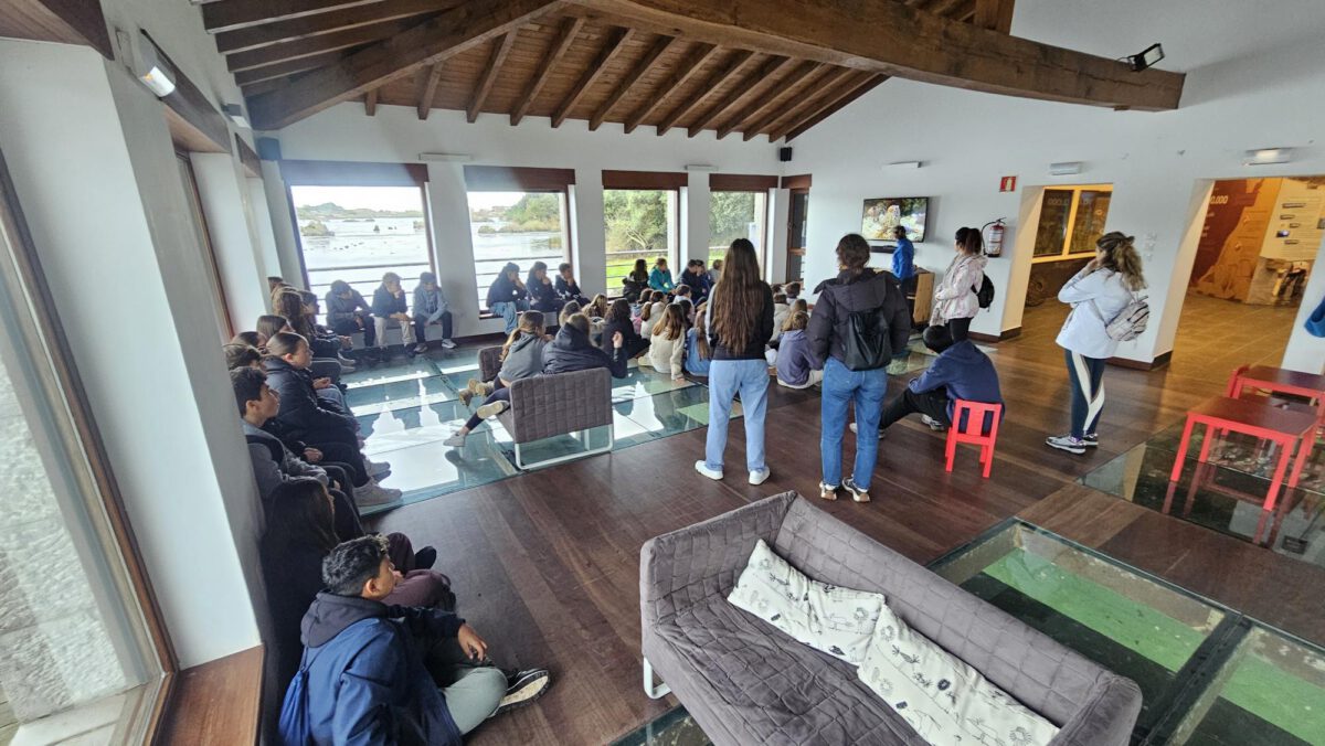 El alumnado de 2º ESO acudió al Ecoparque de Trasmiera situado en Arnuero para conocer el entorno de las marismas de Joyel, la diversidad de fauna y flora y el molino de mareas que aprovecha la energía mareomotriz.
