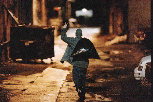 edsonhcs's tweet image. 8 Mile é um dos meus finais favoritos do cinema.  O Eminem vai lá, vence a batalha de rap e depois diz aos amigos que precisa voltar para o trabalho. Ele teve uma vitória pequena, mas continua pobre e precisa seguir ralando na vida. A vida não parou ali. FILMAÇO subestimado…