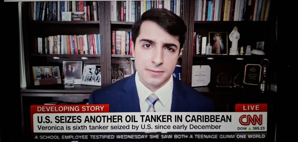 Cuando te digan que en la academia no hay ideología, recuerda esta imagen de un venezolano en EEUU hablando con las fotos de la captura del Che y Maduro detrás. Como en el caso de Cuba, no hay mejor garantía para hacer carrera académica en EEUU, siendo venezolano o cubano, que