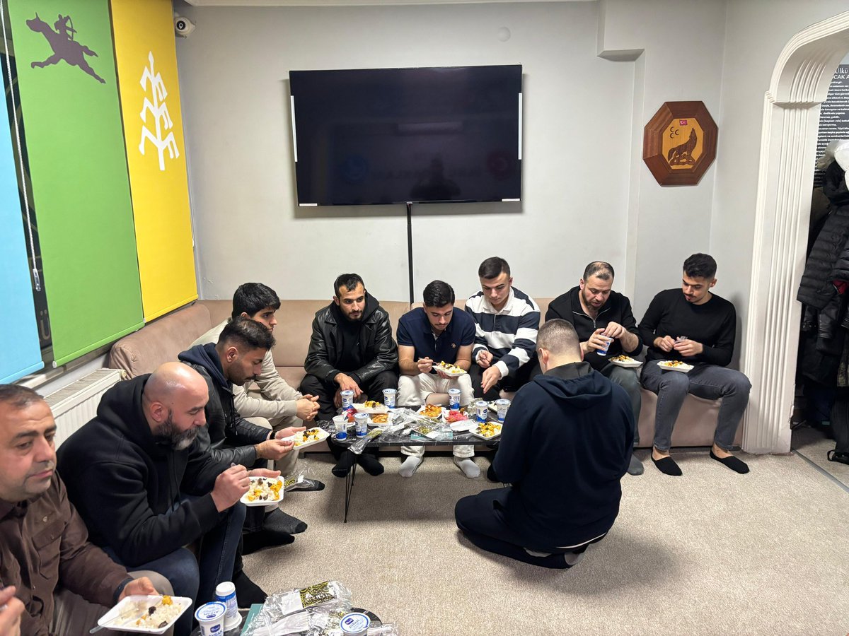 Fatih Ülkü Ocakları olarak; Her hafta düzenli olarak gerçekleştirdiğimiz ikramlı Kuran-ı Kerim tilavetimizi MHP Fatih İlçe teşkilat başkanımız, ilçe başkan yardımcılarımız ve kıymetli ülküdaşlarımızın katılımları ile gerçekleştirdik.