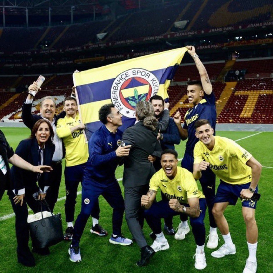EKOCAN1907FB's tweet photo. Kaptan #MHY'ın şu sözü @Fenerbahce tarihinde ölümsüzleşir :

"Bizim için #Türk Bayrağı ve #Fenerbahçe Bayrağı şereftir, sıradanlaştırılamaz.”
(#MertHakanYandaş)

Şu günler de geçer..!
Bu vecize gönüllere kazınır.
Kaptan @MHYandas
Sabret özgürlüğe az kaldı

#MertHakanaÖzgürlük https://t.co/b36AJ2MmWG