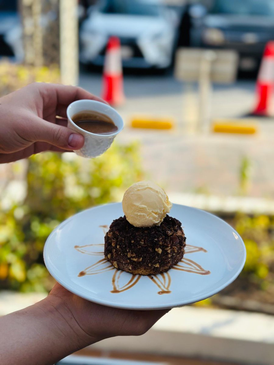 alsaqicafe's tweet photo. Pecan Rock بيكان روك 

مزيج من الكوكيز والبراونيز وكريمة الشيكولاته الغنية مع كرامبل البيكان.

تقدم مع صوص الشيكولاته والآيسكريم

#البحرين #بيكان #حلى #سويت https://t.co/fS89CwyJRz