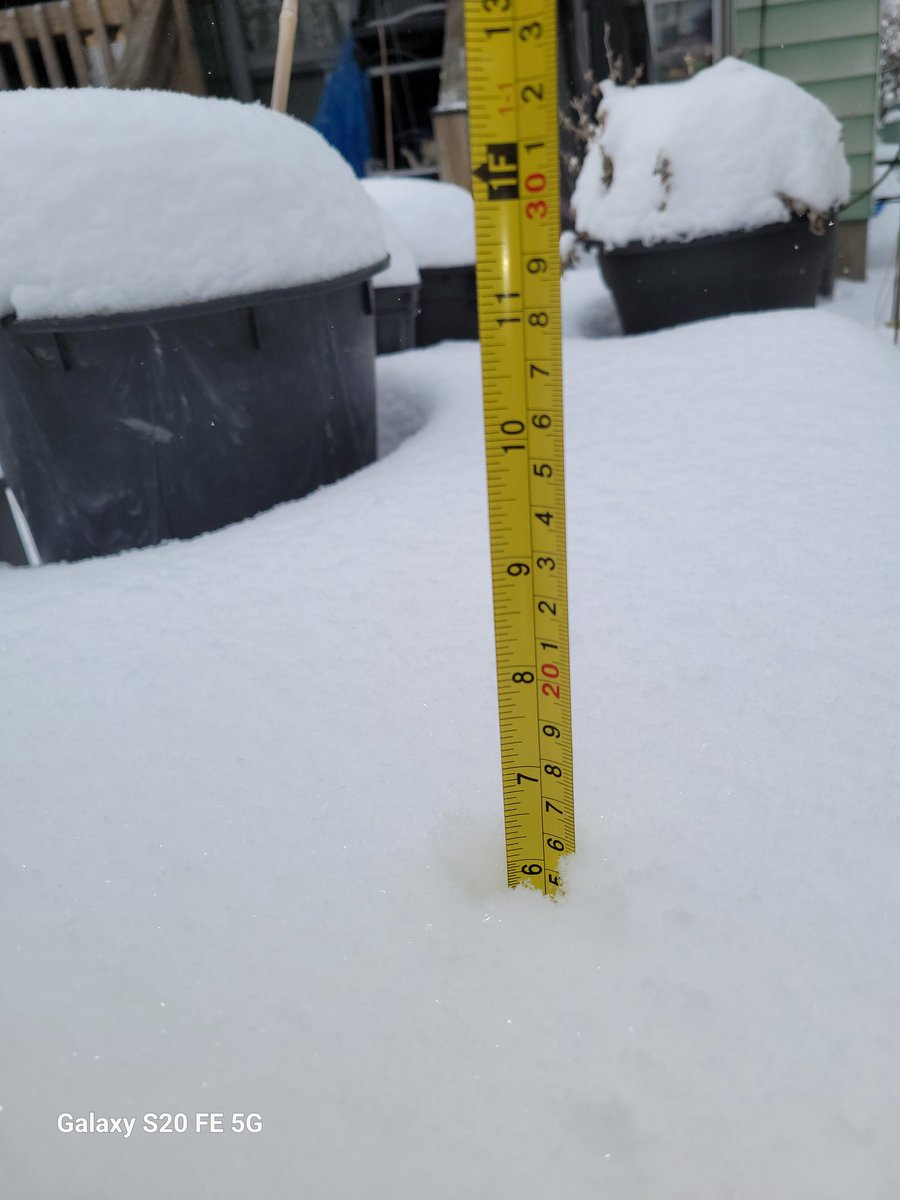 I just did several measurements of the snow here in the lower part of #HamOnt and it looks like I got over 15 cm's. #ONStorm