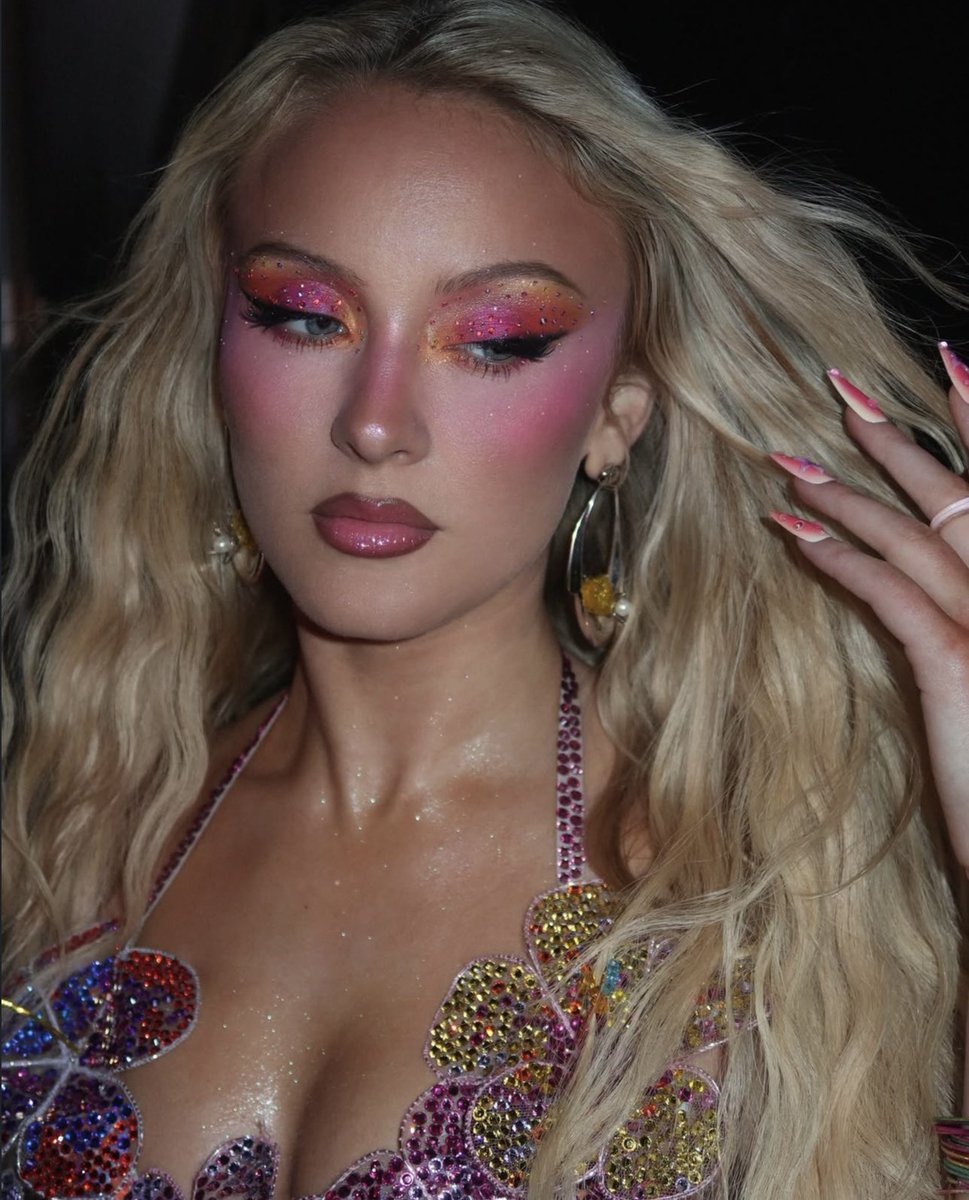 Zara’s makeup for the Stateside Remix music video is incredible oh my GODDDDD????