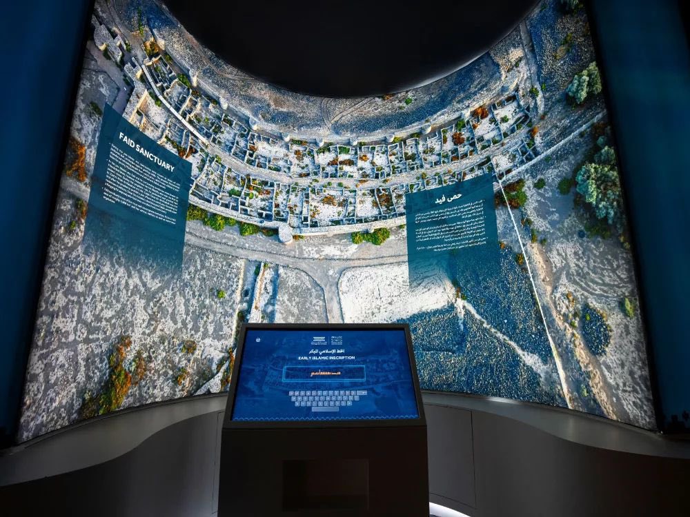 • #بوصلة
• مركز زوار حصن فيد الأثري 🛕

للطريق ذاكرة، وبالذاكرة ألف حكاية! 
وهذا الطريق الذي لم يستطع الزمن أن يطويه؛ لأنهُ مثقّلًا بآثار الخطوات على مر العصور، درب زبيدة الذي كان طريقًا للحج الكوفي منذ آلاف السنين؛ يحاكي اليوم المركز دور الحصن كمحطة رئيسية على درب زبيدة من