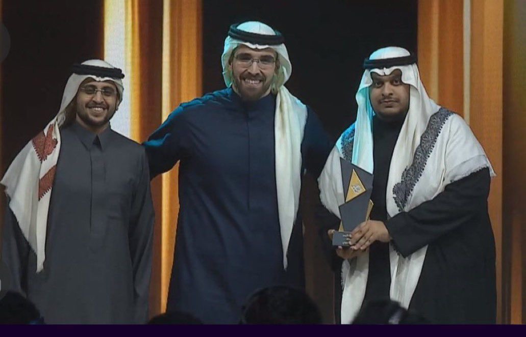 Drb7h1's tweet image. شكرًا من القلب لكل شخص دعمني ووقف معي 🤍
فوزي بجائزة أفضل ستريمر لعام 2025 للسنة الثانية على التوالي شرف كبير أعتز به، وما كان ليصل لولا محبتكم وثقتكم.

كنت أتمنى أكون حاضر معكم، لكني وصلت للتو من تمثيل المنتخب بعد رحلة سفر استمرت 20 ساعة وكانت متعبة جدًا.
ولحسن الحظ، أفضل الناس…