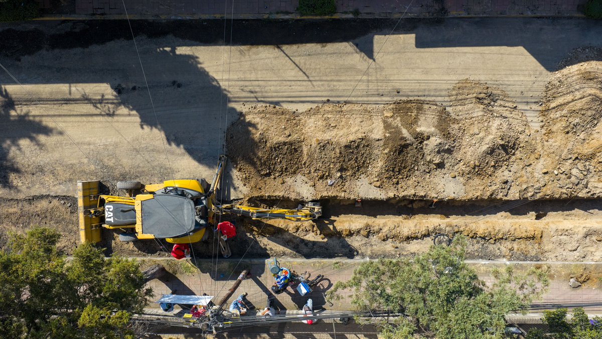 GobCoacalco2022's tweet image. Junto a los trabajos de repavimentación en la Av. Hank González, #SAPASAC está llevando a cabo la rehabilitación de la red de agua, la renovación de tomas y descargas domiciliarias.
👉 Recuerda que avanzamos por tramos para reducir las molestias. ¡Gracias por tu comprensión! 👷‍♂️💧