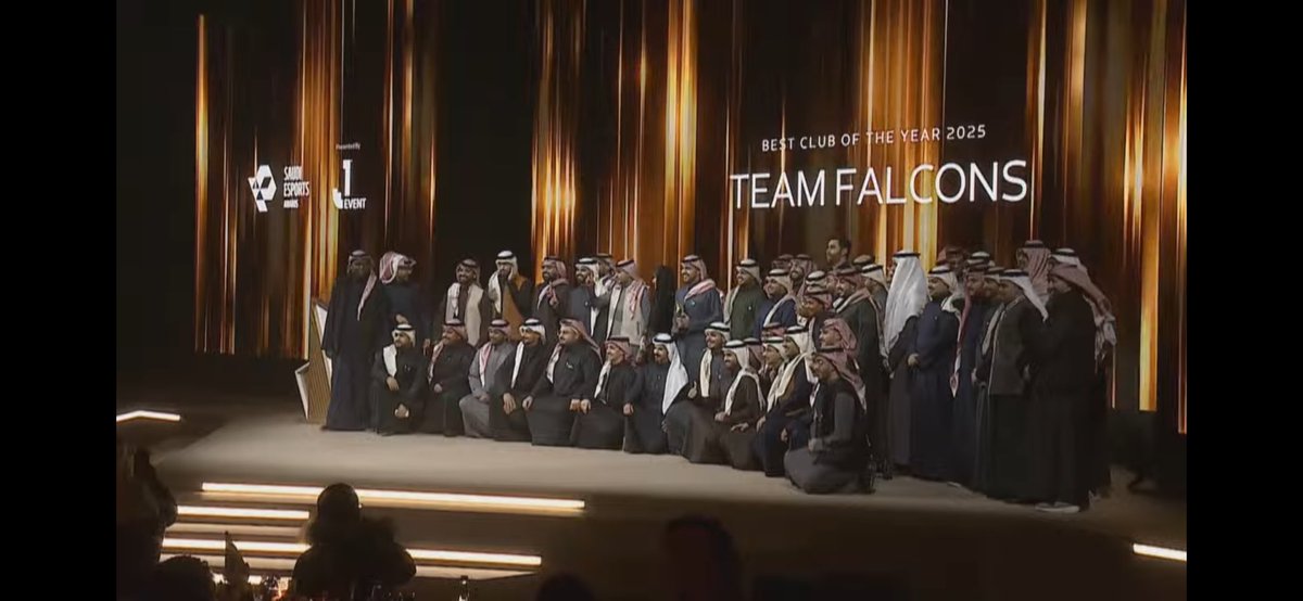 Raanafa's tweet photo. 🦅❤️ واخيرًا ابو عمر صار بطل مو ضحية ☝🏼 وفالكون افضل تيم #SEFAwards https://t.co/fwMyQjYCpx