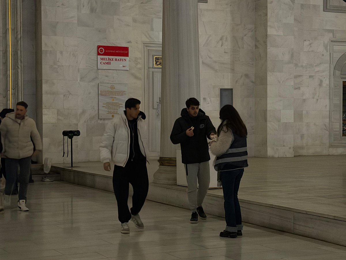 Gençlerimiz #MiraçKandili sebebiyle Melike Hatun Camii’nde kandil simidi dağıttılar. Kandilimiz mübarek olsun…

Bu topraklarda; karşılıksız, menfaatsiz ve çıkarsız kardeşlik kazansın diye koşuyor, mücadele ediyoruz. 

İnsanımıza kavuşmak için, #BizVarız…