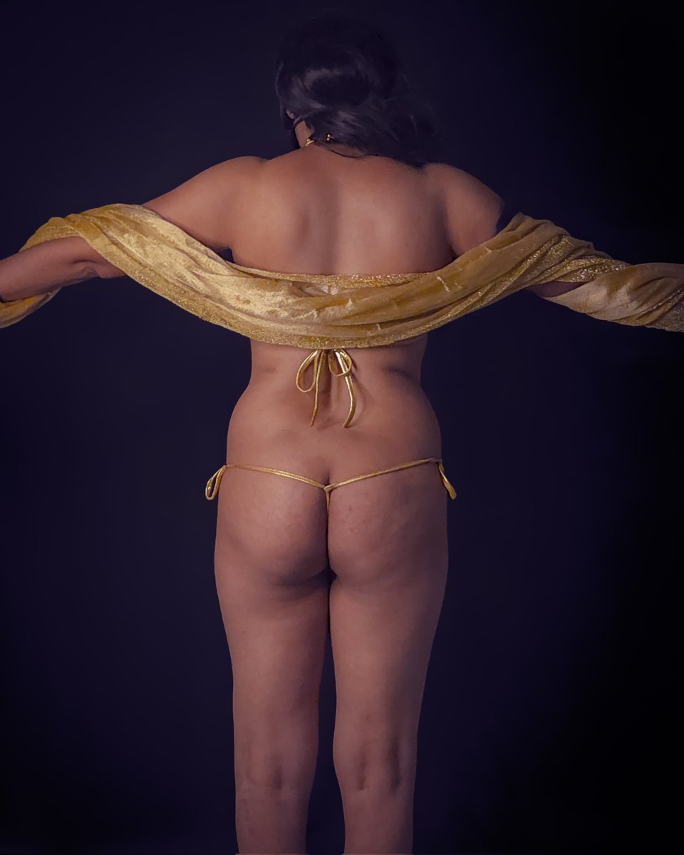 DeepthiNaioff's tweet photo. This view deserved a full video 🔥
Link in comments ⬇️
#DesiHot
#RearView
#CurvyDesi
#BackPose
#GoldenGlow
#TeaseOnly
#NSFWTease
#AdultCreators
#HotDesi
#ViralX
#XHamster https://t.co/rrctM2QxqI