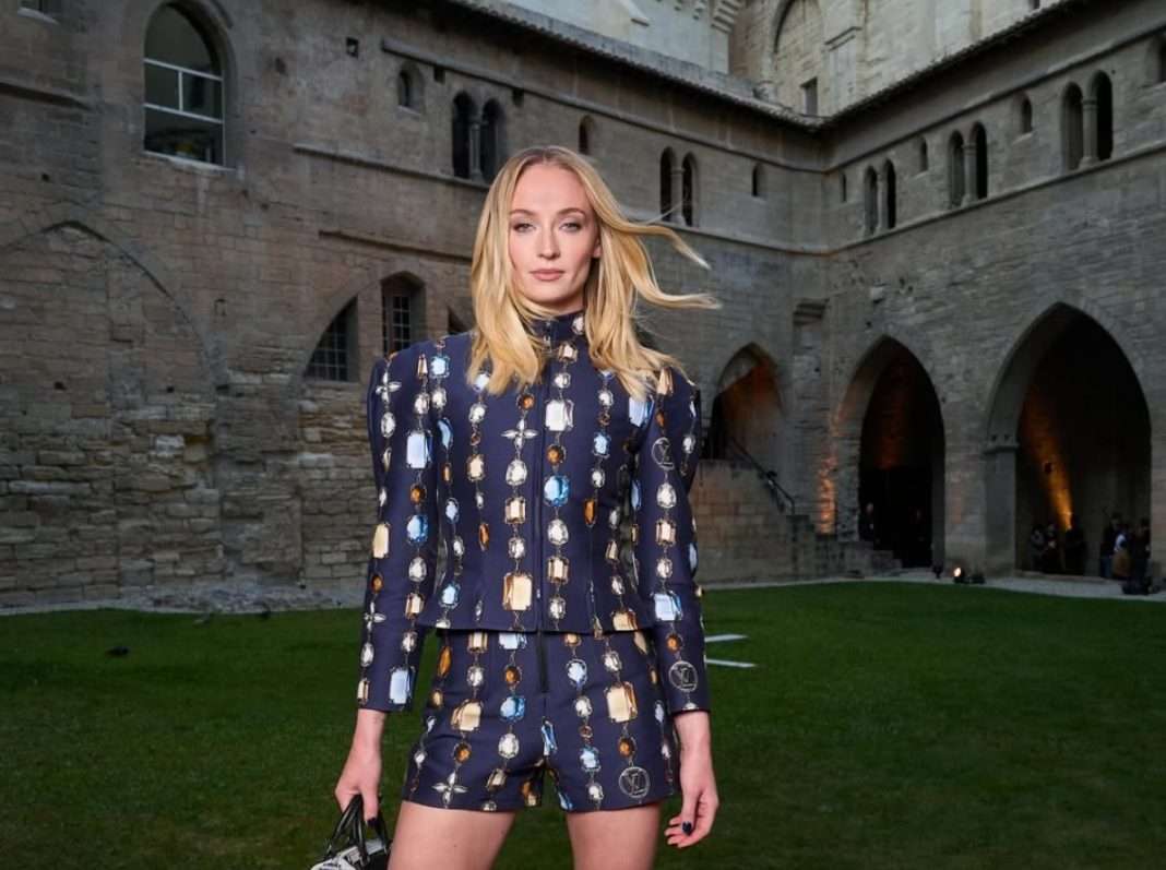 🗞 Revelan la primera imagen de Sophie Turner como Lara Croft
‘Tomb Raider’ está en fase de preproducción. Las grabaciones iniciarán en próximas semanas