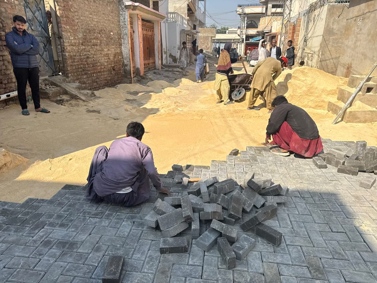 khursheedppp's tweet photo. حیدرآباد میں ترقیاتی کام جاری
صوبائی وزیر آبپاشی و پلاننگ اینڈ ڈویلپمنٹ سندھ جام خان شورو اور میئر حیدرآباد کاشف علی شورو کی کاوشوں سے لوکل گورنمنٹ پروجیکٹ کے تحت شیدی ماچھی گوٹھ یوسی 153 کے مین روڈ پر پیور بلاک لگانے کا کام تیزی سے جاری ہے۔
@KashifShoroPPP
#MayorDeliversforHyd https://t.co/AlbfOrn6cv