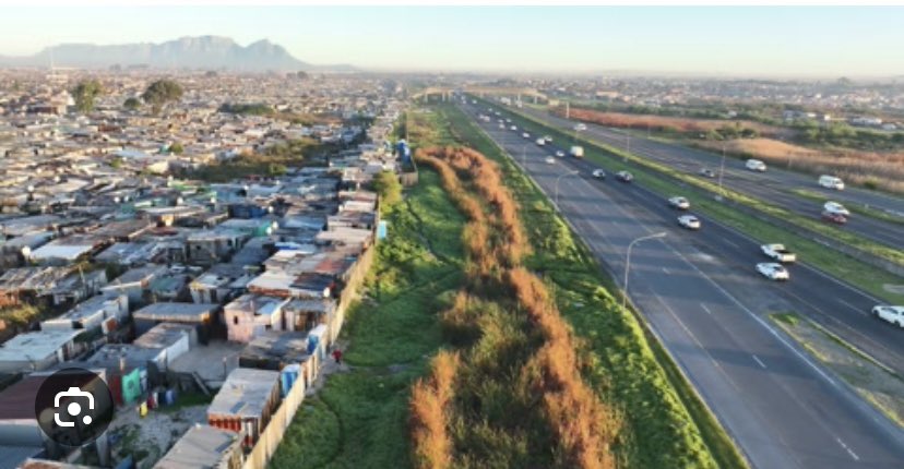 zizipho50's tweet image. DA Mayor of Cape Town (Geordin Hill-Lewis) confirms they will build a wall on N2😳😳instead of dealing with the main issue (Inequality) service delivery … 

🤭They are hiding the shacks sana