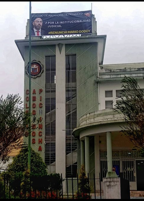 El Colegio de Abogados de Pichincha solicita la renuncia de Mario #Godoy a la presidencia de la Judicatura
mediante una pancarta gigante colocada en la terraza de la institución, la misma que queda frente a la Asamblea Nacional. Godoy deberá acudir al palacio legislativo para