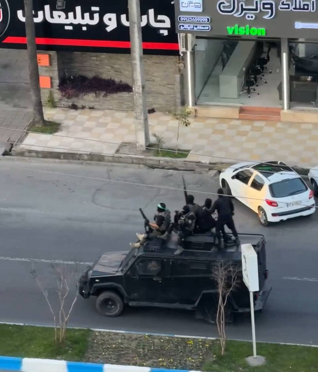 امروز پنجشنبه، ٢۵ دی، #شهسوار 
از ساعت ٣ بعدازظهر حکومت نظامی توی شهر برقراره و این کثافت به‌صورت گروهی توی شهر گشت میزنن با صدای آژیر و بوق ممتد.
تقریباً تمام شهر تعطیله!
فضا کاملاً شبیه شهر جنگ زده‌ایه که توسط دشمن بعد از یک جنگ خونی تسخیر شده!
ولی شهسواری باج به شما لاشخورا