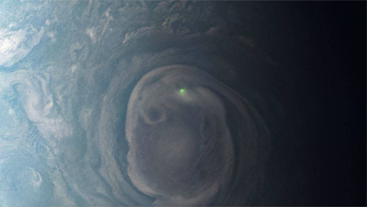 forallcurious's tweet image. 🚨: A flashing green light or lightning was captured on Jupiter by the Juno spacecraft.