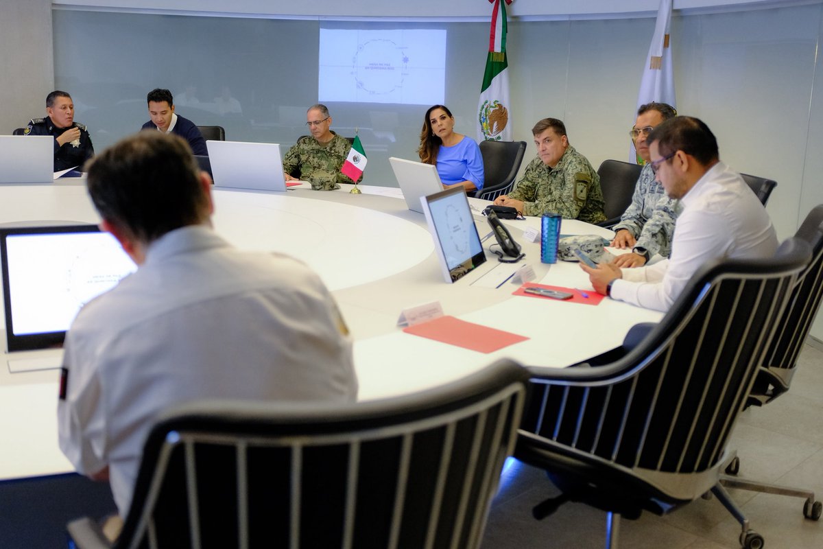Nos reunimos, como todos los días, con las y los integrantes de la Mesa de Seguridad para supervisar y dar seguimiento a las estrategias que fortalecen la paz y la seguridad en #QuintanaRoo. 👮🏻‍♀️🚔

Seguimos trabajando de manera coordinada, siempre alineados a la Estrategia