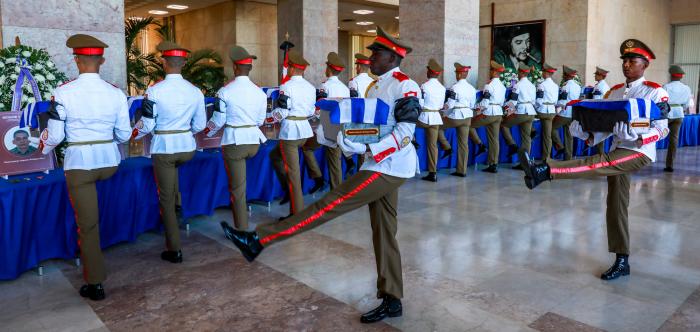 🫡| El homenaje habia iniciado desde bien temprano, cuando desde el Aeropuerto Internacional hasta el MINFAR, a ambos lados de la Avenida Boyeros miles de cubanos salieron a saludar el cortejo fúnebre. 

#HonorYGloria
