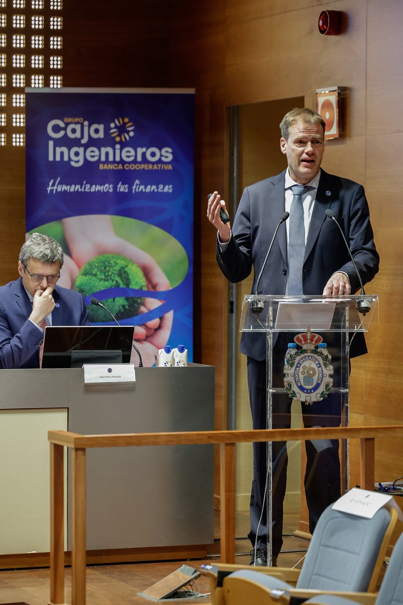 CajaIngenieros's tweet photo. 🗣️El acto, presidido por el director general de @CajaIngenieros , Juanjo Llopis, ha contado con las ponencias de @BasFransen2 , director de Mercado de Capitales; Daniel Sullà, director general de Caja Ingenieros Gestión; y @jvilarrubia , director de Research de Caja Ingenieros. https://t.co/Xo2HI1RLnK