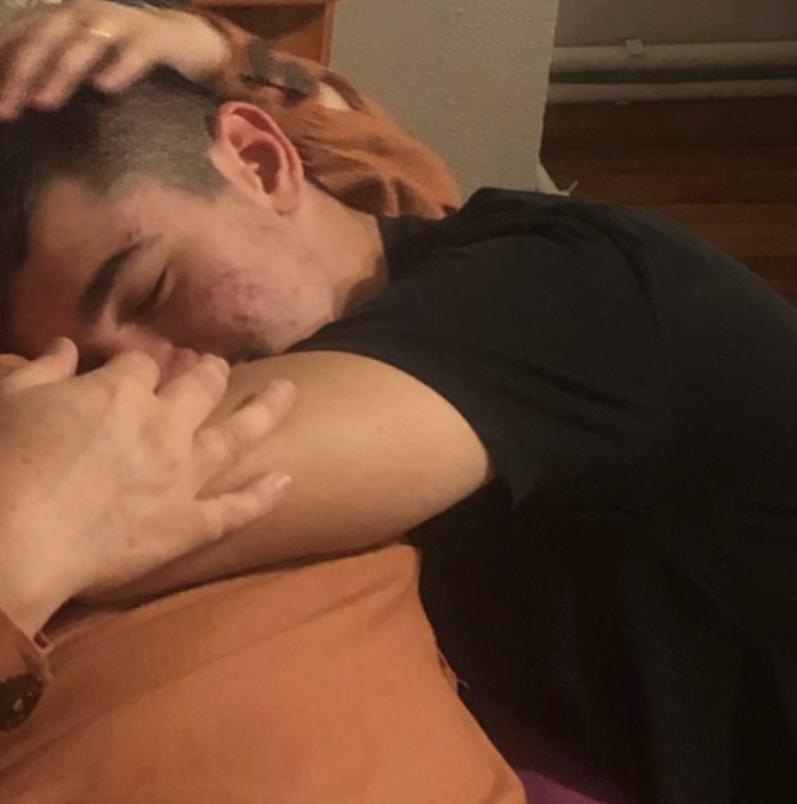 Kardeşimin en büyük hayali Dünya şampiyonu olmaktı. Milli takıma hazırlanıyordu. Delikanlı bir çocuktu. Delikanlılığın bıçak taşımak olduğunu sanan akranı bir iblis tarafından karanlıkta savunmasızken katledildi. Sebep? Berkay onun çocuklara fiziksel şiddet göstermesine izin