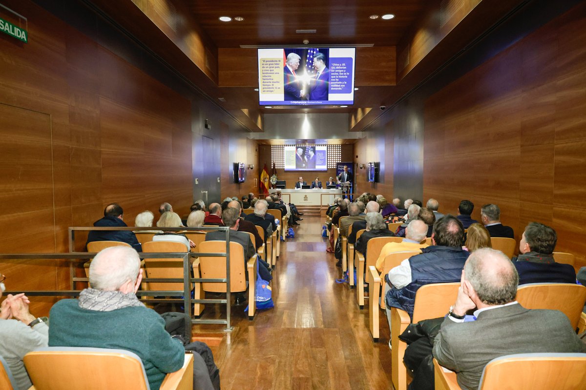 CajaIngenieros's tweet photo. 🗣️El acto, presidido por el director general de @CajaIngenieros , Juanjo Llopis, ha contado con las ponencias de @BasFransen2 , director de Mercado de Capitales; Daniel Sullà, director general de Caja Ingenieros Gestión; y @jvilarrubia , director de Research de Caja Ingenieros. https://t.co/Xo2HI1RLnK