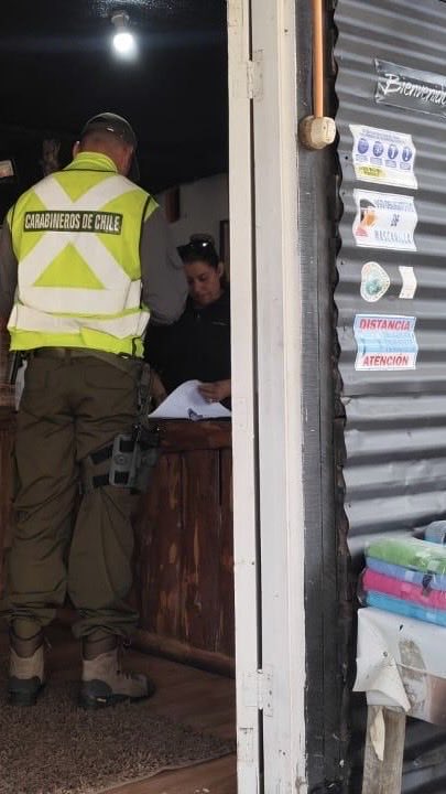 #Panguipulli : Carabineros de la Tenencia Pirehueico (F), refuerza su presencia policial en un punto estratégico de conectividad entre Chile y Argentina, desplegando servicios preventivos en el sector portuario, coordinando con Armada de Chile y locatarios.
#OrdenyPatria 🇨🇱