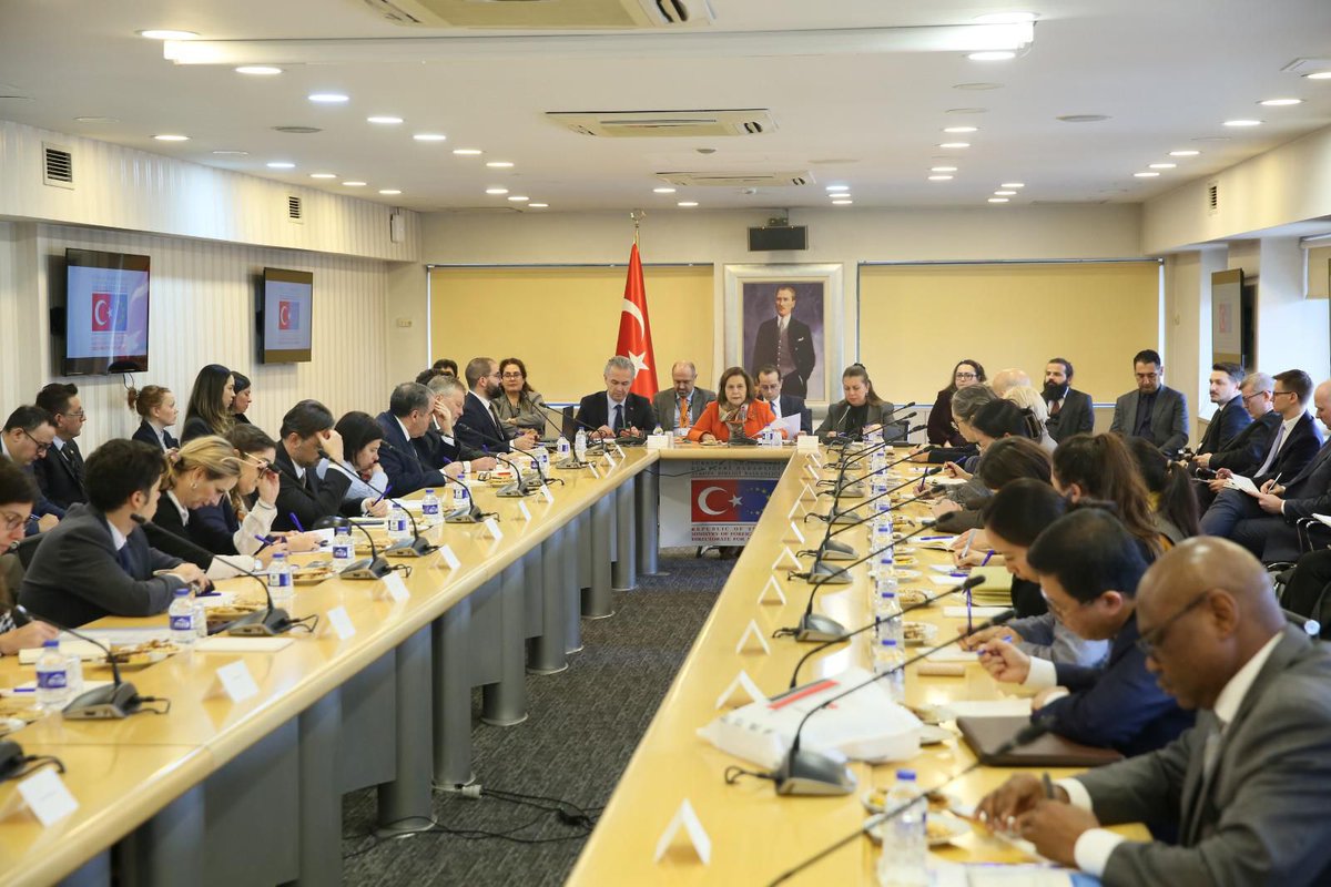 Bakan Yardımcımız Büyükelçi Berris Ekinci, Türkiye’nin Antarktika Antlaşması çerçevesindeki İstişari Taraf Statüsü başvurusu kapsamında Antarktika Antlaşması’nda İstişari Taraf Statüsüne sahip ülkelerin temsilcileriyle biraraya geldi. 

Toplantıda Antarktika’daki bilimsel