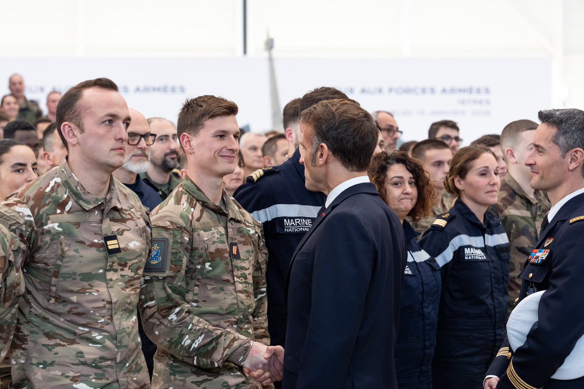 EmmanuelMacron's tweet photo. J'ai confiance en vous et je veux vous redire ma fierté d'être là, face à vous, et de l'engagement qui est le vôtre, qui tient nos armées chaque jour. C'est aussi la dette de la Nation à votre endroit.

Vive la République et vive la France. https://t.co/shKTXVl1Y7