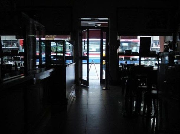 unpocotendencia's tweet photo. “#Apagon”

Porque aumentaron los usuarios que no tienen luz:

840.392 usuarios (#Edenor)
123.000 usuarios (#Edesur) 

Zonas afectadas: Palermo, Belgrano, Saavedra, Nuñez, V. Urquiza Coghlan. Agronomia , Villa del Parque, Villa Ortúzar, Olivos ,  Martinez, San Isidro y Aeroparque. Tambien Quilmes