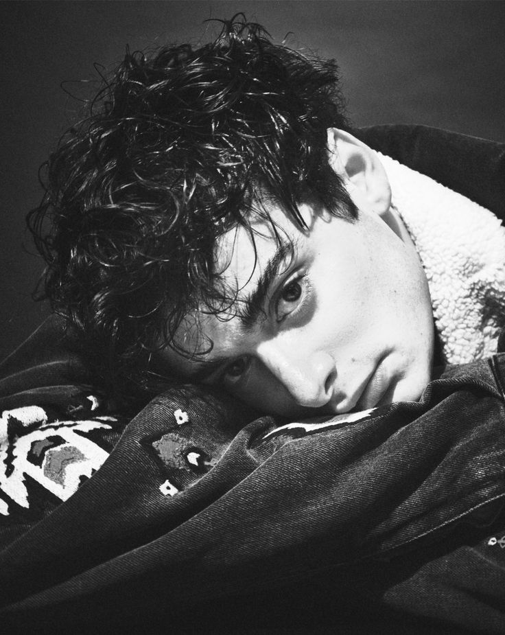 Byersghost's tweet image. —au; #byler || descendientes

cuando mike wheeler hereda la corona, su primer decreto sacude Auradon: los hijos de villanos dejan la isla para estudiar en la escuela real.
O
Dónde Will byers quiere robar la varita de la hada madrina, sin pensar que en el proceso se enamoria.